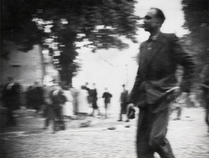 Plac Wielkopolski - uczestnik zajść trzyma kamienie