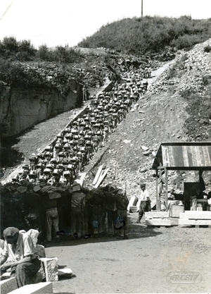„Schody śmierci” w KL Mauthausen. Fotografia wykonana przez SS między 1942-44 r. Źródło: WikimediaCommons/Bundesarchives
