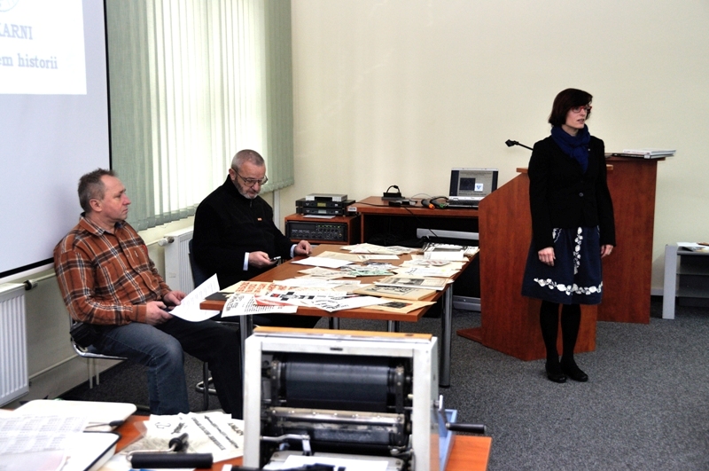 Goście warsztatów drukarskich – świadkowie historii: (od lewej) Krzysztof Cnotalski, Janusz Pałubicki. Warsztaty prowadziła Agnieszka Kołodziejska