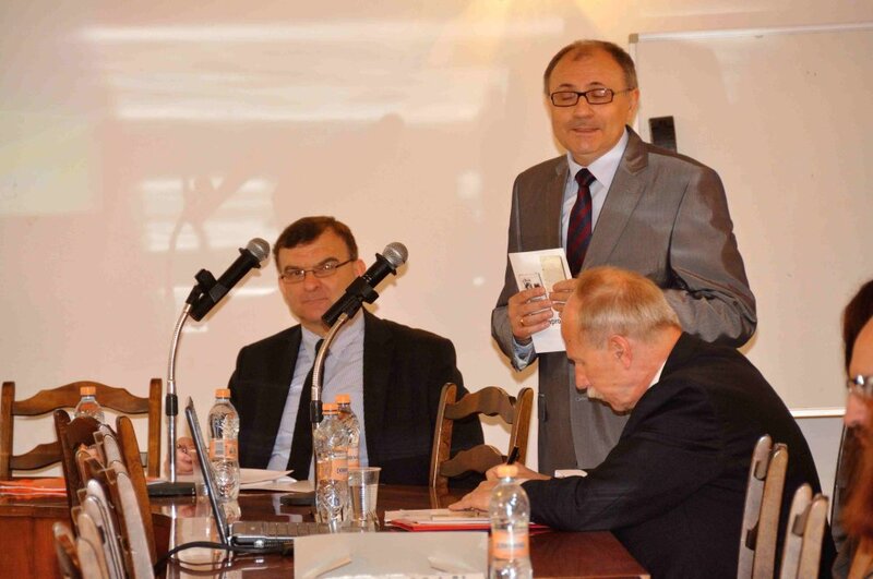 Otwarcie konferencji – prof. UAM dr hab. Józef Dobosz, dyrektor Instytutu Historii UAM. Z lewej siedzi prof. Tadeusz Wolsza, członek Rady IPN, z prawej – prof. UAM dr hab. Ryszard Wryk