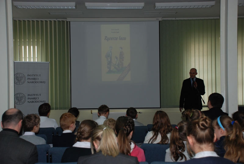 Powitanie laureatów projektu – dyrektor poznańskiego oddziału IPN, dr Rafał Reczek