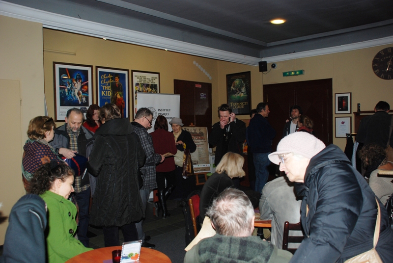 Goście oczekujący na kolejny seans w foyer kina