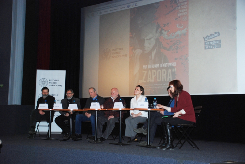 Panel dyskusyjny „Jak historię najnowszą przekładać na język filmu prowadziła dr Agnieszka Łuczak. Od lewej siedzą: Dariusz Walusiak, Jędrzej Lipski, Krzysztof Nowak, Grzegorz Królikiewicz, Ewa Szakalicka, Arkadiusz Gołębiewski, dr Agnieszka Łuczak