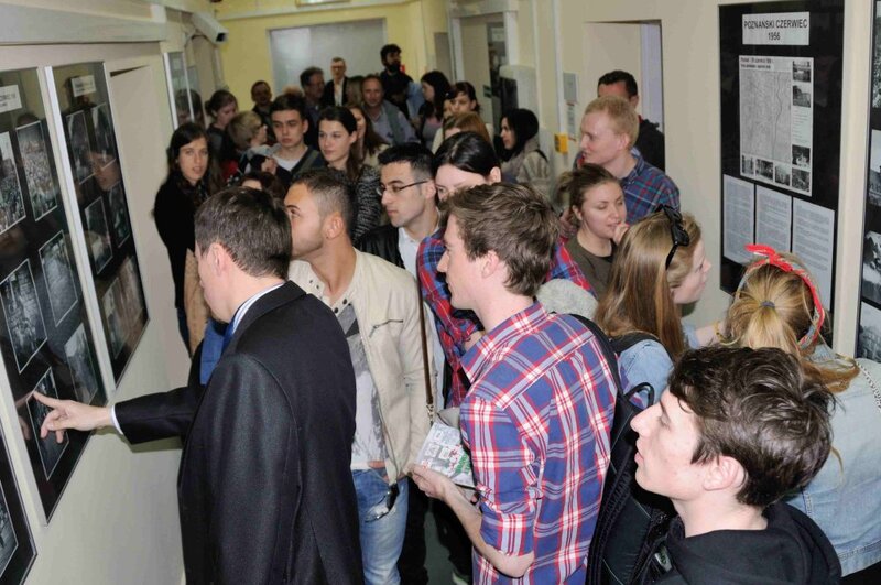 Studenci obejrzeli zdjęcia dokumentujące wydarzenia Poznańskiego Czerwca 1956