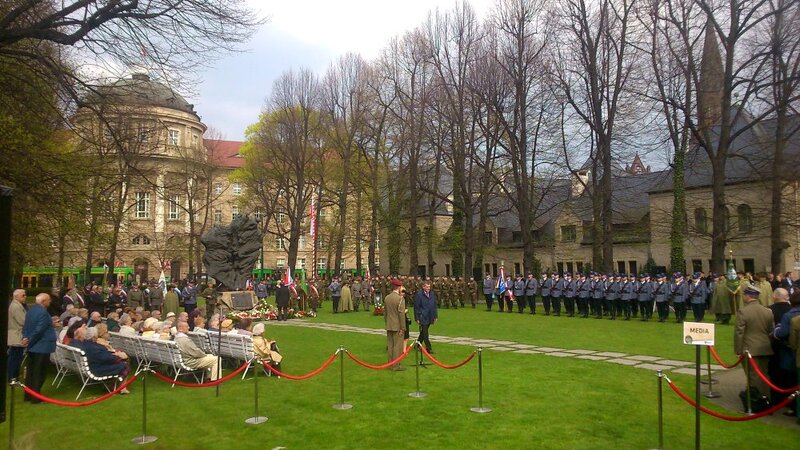 Uroczyste składanie kwiatów pod pomnikiem Ofiar Katynia i Sybiru