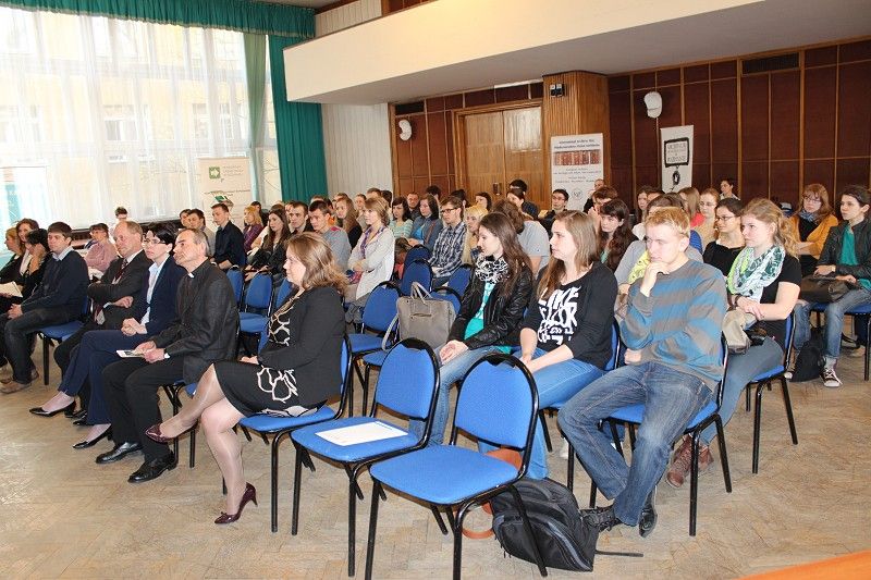 Studenci uczestniczący w „Dniu praktyk i staży