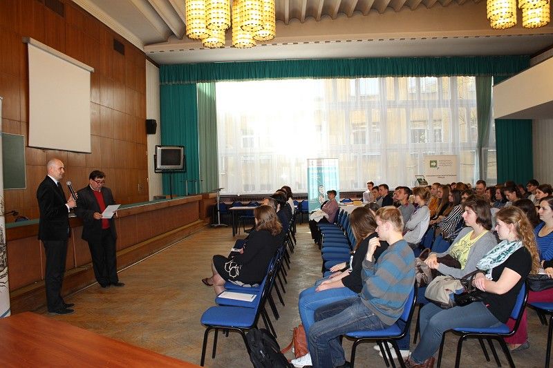 Dr Rafał Reczek, dyrektor poznańskiego oddziału IPN, przedstawia ofertę Instytutu 