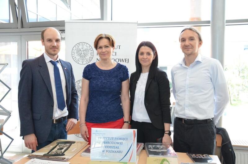 Pracownicy IPN z wykładowcami WNPiD UAM organizującymi targi