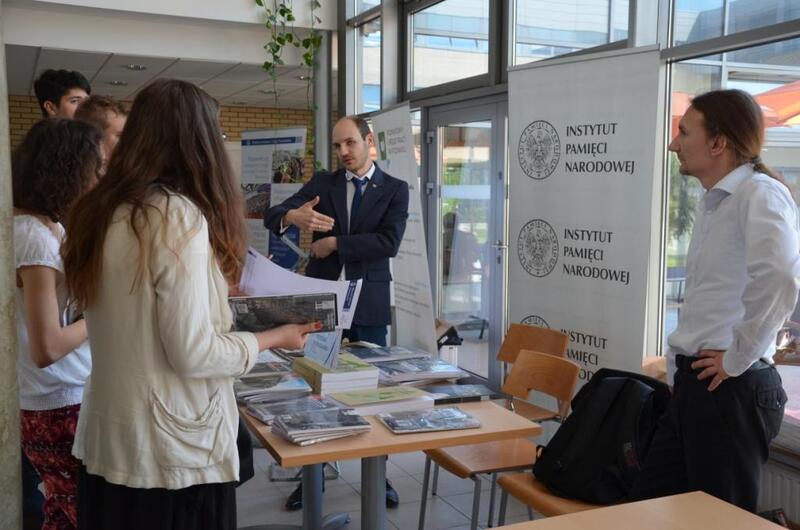 Studenci przy stoisku IPN podczas I Targów Praktyk i Staży na WNPiD UAM