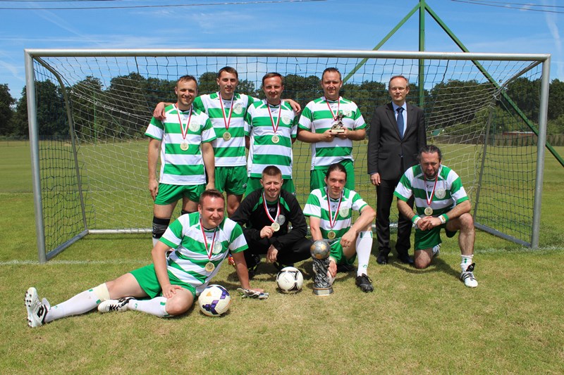 Pamiątkowe zdjęcie zwycięzców z Prezesem IPN