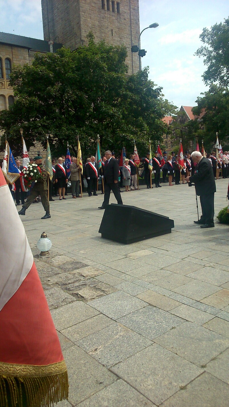 Składanie kwiatów pod pomnikiem Poznańskiego Czerwca 1956 na placu Adama Mickiewicza w Poznaniu