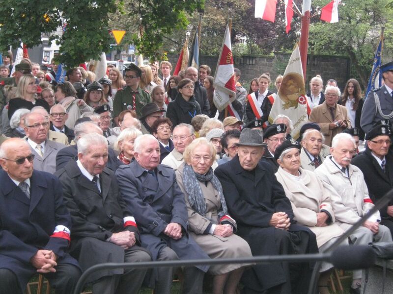 Kombatanci, członkowie Światowego Związku Żołnierzy Armii Krajowej Okręg Wielkopolska, świadkowie historii zebrani podczas uroczystości pod pomnikiem PPP i AK (fot. Z. Jóźwiak)