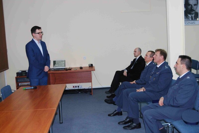 Prezentację multimedialną na temat zasad funkcjonowania, struktur i zarządzania jednostką Instytutu Pamięci Narodowej przedstawił Rafał Kościański, naczelnik OBUiAD IPN w Poznaniu