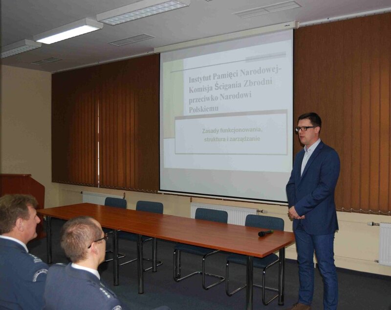 Prezentację multimedialną na temat zasad funkcjonowania, struktur i zarządzania jednostką Instytutu Pamięci Narodowej przedstawił Rafał Kościański, naczelnik OBUiAD IPN w Poznaniu