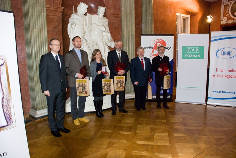 Pamiątkowe zdjęcie laureatów V edycji Nagrody Honorowej „Świadek Historii z Prezesem Instytutu