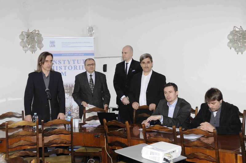 Organizatorzy konferencji: (od lewej) prof. Paweł Stróżyk (UAM), prof. Józef Dobosz - dyrektor Instytutu Historii UAM, dr Rafał Reczek - dyrektor IPN Oddział w Poznaniu, prof. Edward Skibiński (UAM)