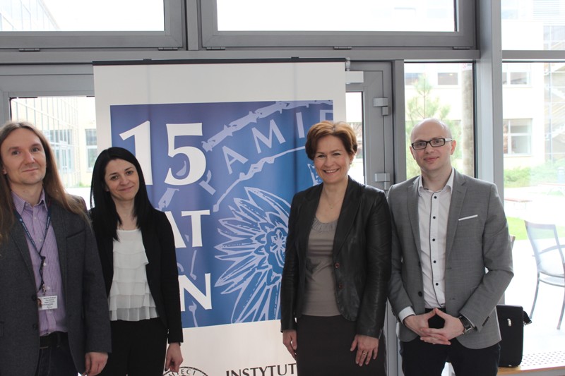 Organizatorki II Targów Praktyk i Staży na Wydziale Nauk Politycznych i Dziennikarstwa UAM: dr Natasza Lubik-Reczek (z lewej) i dr Elżbieta Lesiewicz wraz z pracownikami OBUiAD IPN w Poznaniu Bartoszem Kochańskim (z lewej) i Lucjanem Morosem