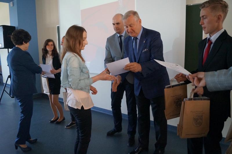 Uroczystość wręczenia dyplomów i nagród w konkursie plastycznym „Barwa i broń żołnierza polskiego w czasie II wojny światowej