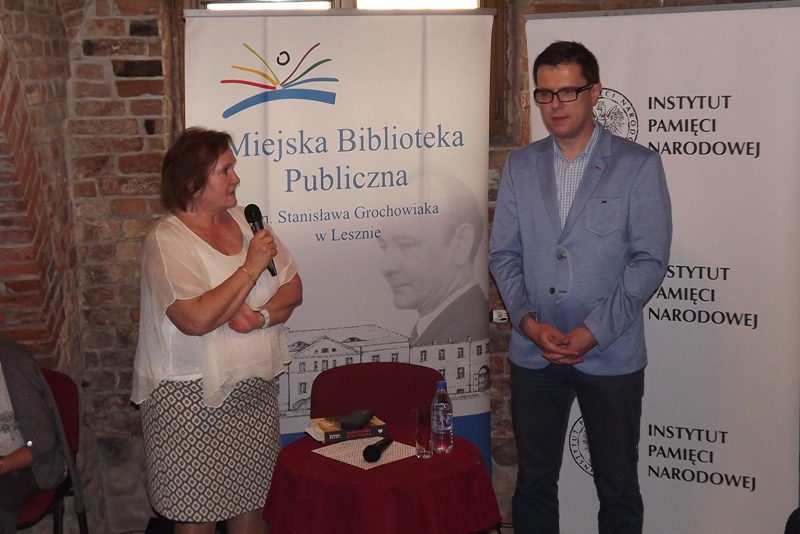 Gospodarze spotkania: Janina Małgorzata Halec, dyrektor MBP w Lesznie i Rafał Kościański, reprezentant IPN Oddział w Poznaniu