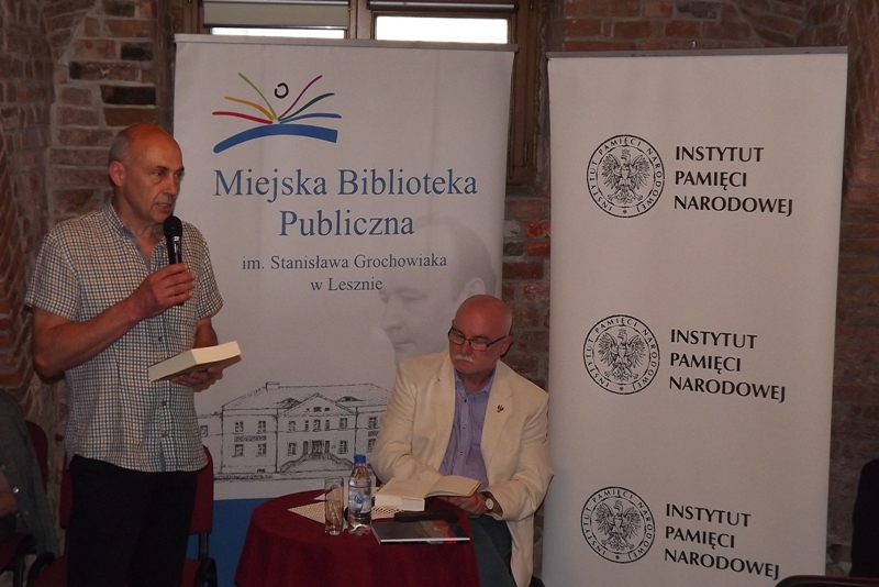 Krzysztof Taciak (MBP Leszno) z prof. Waldemarem Handke (siedzi z prawej) autorem najnowszego wydawnictwa o niezłomnych z Wielkopolski