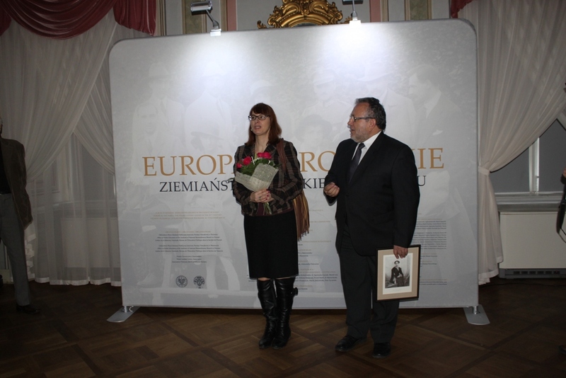 Otwarcie wystawy „Europa w rodzinie. Ziemiaństwo polskie w XX wieku w Muzeum Ziemiaństwa w Dobrzycy. Od lewej: dr Agnieszka Łuczak, naczelnik OBEP IPN w Poznaniu, Wiesław Kaczmarek, dyrektor Muzeum Ziemiaństwa w Dobrzycy