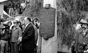 Ceremonia odsłonięcia Czerwcowej tablicy pamiątkowej przed Fabryką Lokomotyw i Wagonów HCP, 27 VI 1981 r., fot. Jan Kołodziejski