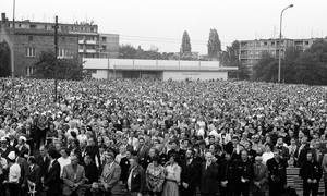 Ceremonia odsłonięcia Czerwcowej tablicy pamiątkowej przed Fabryką Lokomotyw i Wagonów HCP, 27 VI 1981 r., fot. Jan Kołodziejski