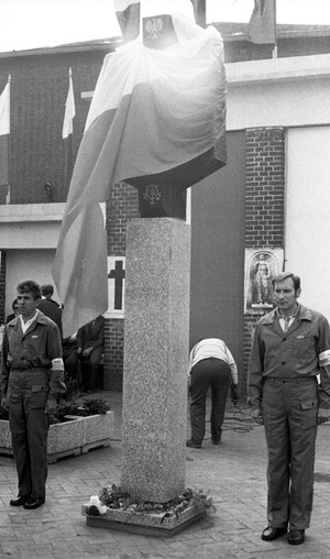 Ceremonia odsłonięcia Czerwcowej tablicy pamiątkowej przed bramą główną HCP, 27 VI 1981 r., fot. Jan Kołodziejski