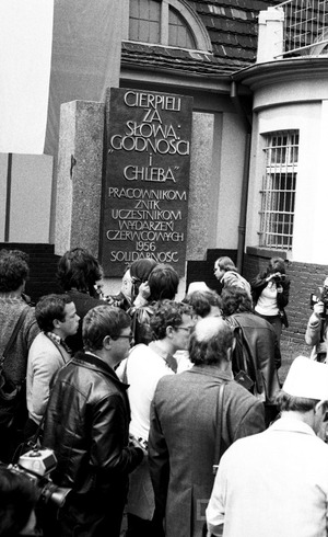 Uroczystość odsłonięcia tablicy pamiątkowej przed bramą główną ZNTK (ul. Robocza) z okazji 25. rocznicy Poznańskiego Czerwca 1956, 27 VI 1981 r., fot. Jan Kołodziejski, ze zb. CYRYL