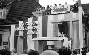 Uroczystość odsłonięcia tablicy pamiątkowej przed bramą główną ZNTK (ul. Robocza) z okazji 25. rocznicy Poznańskiego Czerwca 1956, 27 VI 1981 r., fot. Jan Kołodziejski, ze zb. CYRYL