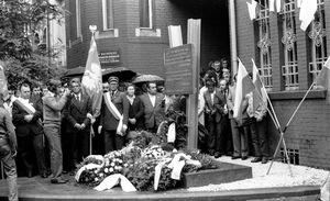Uroczystość odsłonięcia tablicy pamiątkowej przy ul. Gajowej, w czasie obchodów 25. rocznicy Poznańskiego Czerwca 1956, 27 VI 1981 r., fot. J. Kołodziejski