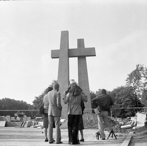 Montaż pomnika Poznańskiego Czerwca 1956 na pl. Mickiewicza, VI 1981 r., fot. J. Kołodziejski