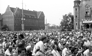 Uroczystość odsłonięcia pomnika Poznańskiego Czerwca 1956 na pl. Mickiewicza, 28 VI 1981 r., fot. J. Kołodziejski