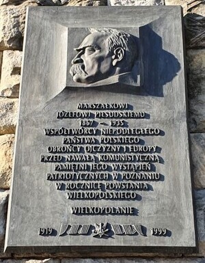 Tablica upamiętniająca Marszałka Józefa Piłsudskiego znajdująca się na Centrum Kultury Zamek w Poznaniu.