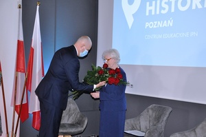 Otwarcie Przystanku Historia IPN w Poznaniu. Podziękowanie dla Iwony Hańczewskiej córki dr. Franciszka Witaszka.