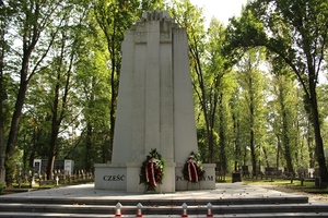 Pod pomnikiem Cześć Poległym. Fot. Marta Sankiewicz