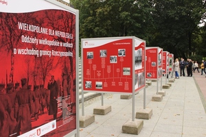 Otwarcie wystawy przed gmachem Teatru Dramatycznego w Białymstoku. Fot. Marta Sankiewicz
