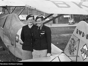 Pilot Wanda Modlibowska (z prawej) i pilot Ewa Korczyńska przy samolocie RWD-8 ufundowanym przez Ligę Obrony Powietrznej i Przeciwgazowej. Ze zbiorów NAC.