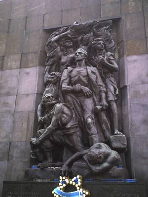 Pomnik Bohaterów Getta (skrzyżowanie ul. Zamenhofa i al. I. Sendlerowej w Warszawie), wg. projektu Natana Rapaporta (odsłonięty 19 kwietnia 1948 r., w piątą rocznicę wybuchu powstania). Żródło zdjęcia: Wikimedia Commons [domena publiczna]