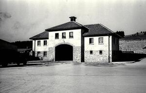 Budynek komendantury pełniący jednocześnie funkcję  głównej bramy obozowej tzw. Journhaus w KL Gusen. Źródło: Bundesarchive/Wikimedia Commons