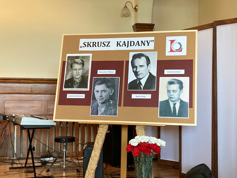 Członkowie organizacji młodzieżowej Skrusz Kajdany – wychowankowie szkoły