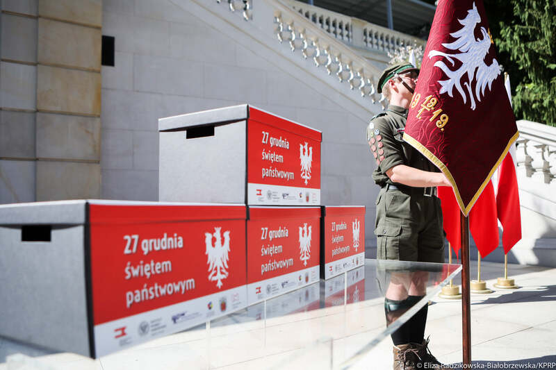 Wielkopolanie przekazali Prezydentowi RP deklaracje poparcia apelu o ustanowienie 27 grudnia świętem państwowym. Fot. Eliza Radzikowska-Białobrzewska (KPRP)