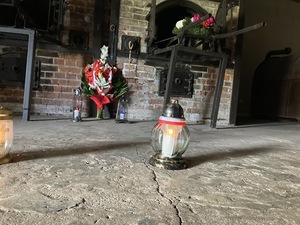 Znicz zapalony przez uczestników Wyjazdu Pamięci w krematorium na terenie Muzeum Stutthof w Sztutowie, fot. Marta Szczesiak-Ślusarek
