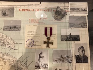Krzyż Walecznych wraz z legitymacją, kompas oraz mapa na prezentacji spuścizny po żołnierzach – obrońcach Tobruku. Fot. M. Szczesiak-Ślusarek.