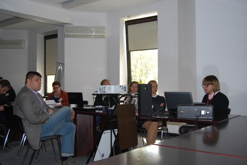 Referat wygłasza Aleksandra Brylska, w środku Dmitriy Panto, z tyłu Zuzanna Grębecka 