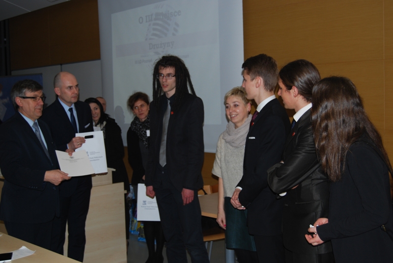 Wręczenie nagród uczniom z VI LO z Poznania 