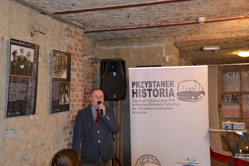 Uroczystość inaugurująca działalność Centrum Edukacyjnego IPN „Przystanek Historia” w Miejskiej Bibliotece Publicznej im. Stanisława Grochowiaka w Lesznie. Powitanie gości Andrzej Kuźmński, dyrektor MBP 