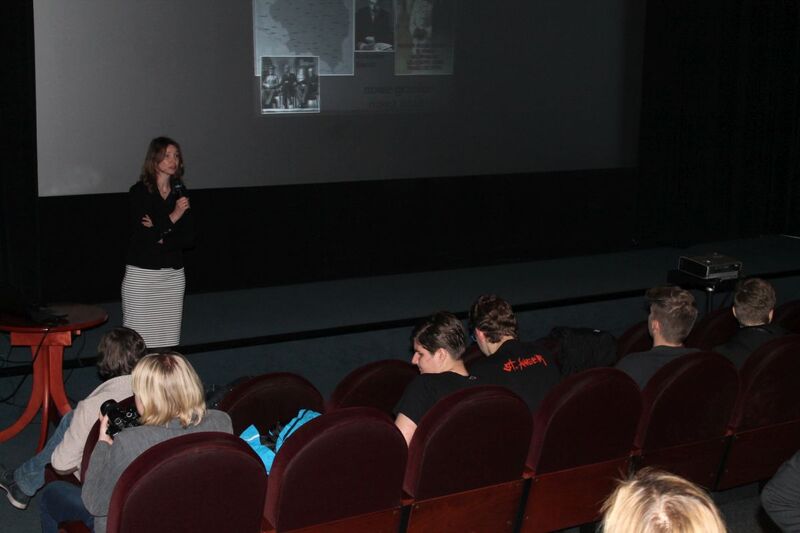 Narodowy Dzień Pamięci Żołnierzy Wyklętych w Rawiczu. Komentarz i wprowadzenie przed filmem w wykonaniu Marty Szczesiak-Ślusarek z IPN w Poznaniu 