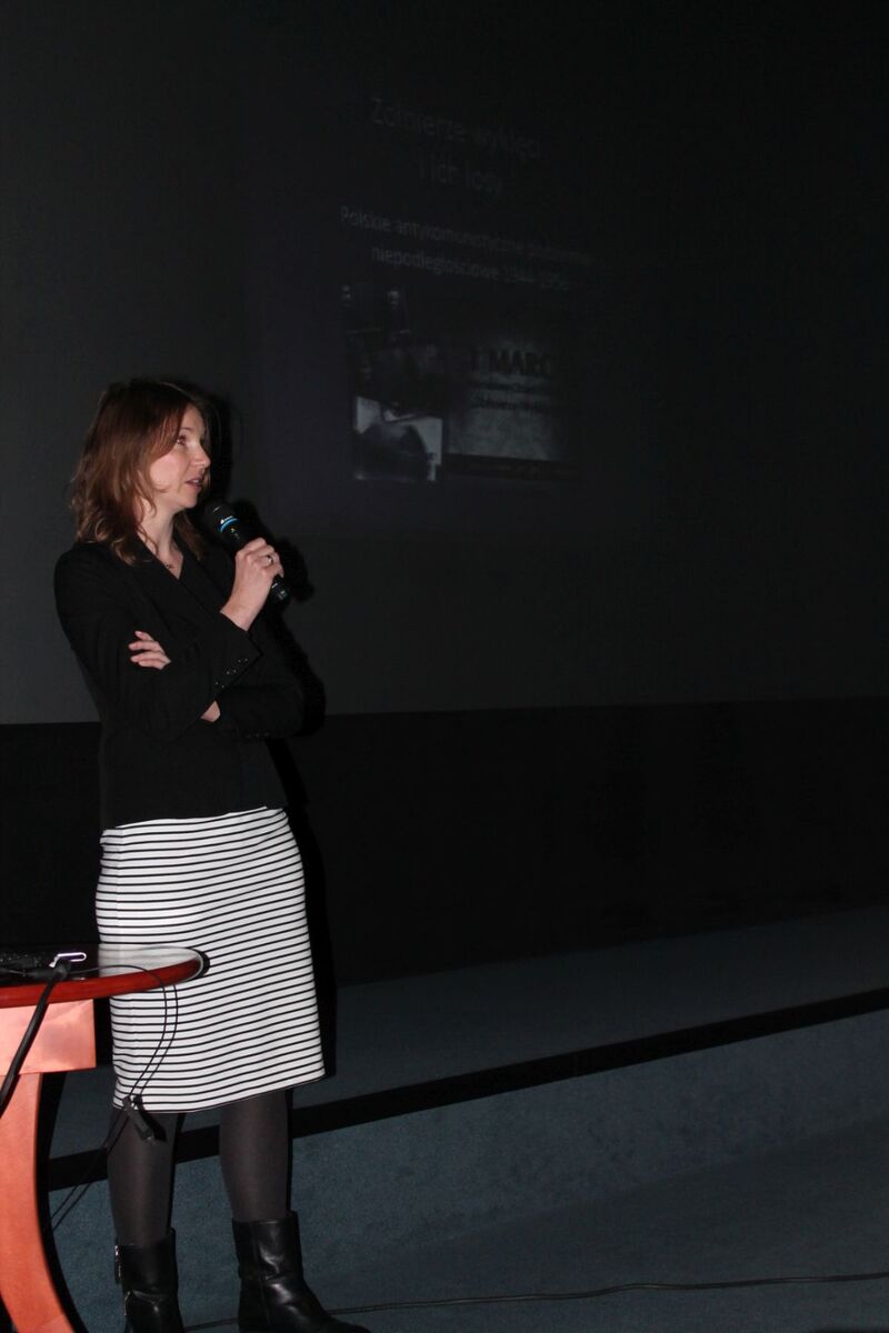 Narodowy Dzień Pamięci Żołnierzy Wyklętych w Rawiczu. Komentarz i wprowadzenie przed filmem w wykonaniu Marty Szczesiak-Ślusarek z IPN w Poznaniu 