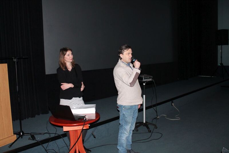 Narodowy Dzień Pamięci Żołnierzy Wyklętych w Rawiczu. Komentarz przed filmem w wykonaniu Marty Szczesiak-Ślusarek z IPN w Poznaniu i miejscowego historyka Witolda Giejdasza 